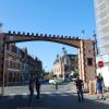 Montage de la porte et pavoisement de la rue du Château Montage de la porte et pavoisement de la rue du Château