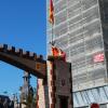 Montage de la porte et pavoisement de la rue du Château Montage de la porte et pavoisement de la rue du Château