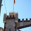 Montage de la porte et pavoisement de la rue du Château Montage de la porte et pavoisement de la rue du Château
