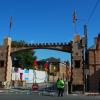 Montage de la porte et pavoisement de la rue du Château Montage de la porte et pavoisement de la rue du Château