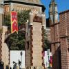 Montage de la porte et pavoisement de la rue du Château Montage de la porte et pavoisement de la rue du Château