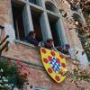 Montage de la porte et pavoisement de la rue du Château